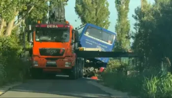 Përdori rrugën dytësore për të shmangur trafikun e Shëngjinit, autobusi i agjencisë turistike përfundon në kanal