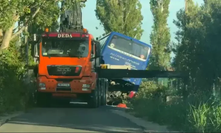 Përdori rrugën dytësore për të shmangur trafikun e Shëngjinit, autobusi i agjencisë turistike përfundon në kanal