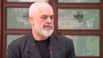 “Përfaqësoj vullnetin e mbi 800 mijë shqiptarëve”, Rama: Ata që vijnë me libër shtëpie poshtë dritares Zoti i faltë