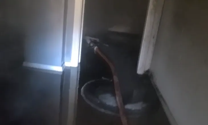 Përfshihet nga flakët apartamenti në Vlorë, shkak shkëndija elektrike