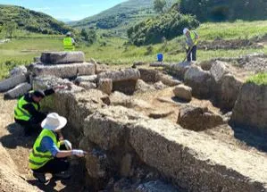 Përfundojnë gërmimet arkeologjike në Amantia, zbulohet një godinë antike dhe të dhëna të reja për historinë e qytetit