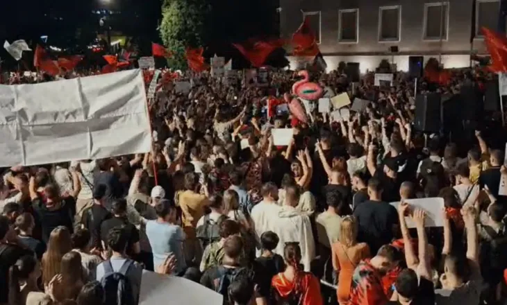 Përfundon pas 4 orësh tubimi i gjashtë kundër projektit të Zvërnecit, protestuesit i përgjigjen Ramës nga sheshi: Ne ta grisim kontratën