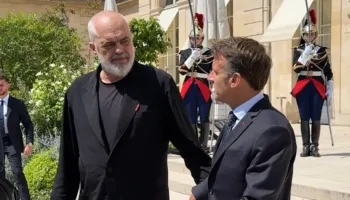 Përfundon takimi në “Elysee”! Të kapur dorë për dore, Rama dhe Macron dalin të buzëqeshur (VIDEO)