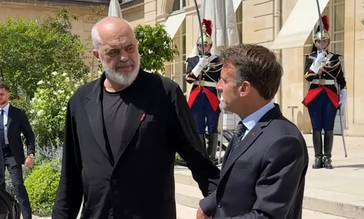 Përfundon takimi në “Elysee”! Të kapur dorë për dore, Rama dhe Macron dalin të buzëqeshur (VIDEO)