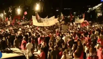 Përfundon tubimi para Kryeministrisë, protestuesit nisin marshimin në rrugët e Tiranës