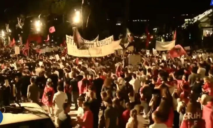 Përfundon tubimi para Kryeministrisë, protestuesit nisin marshimin në rrugët e Tiranës