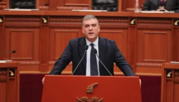 “Përgjegjësia ka një emër: Edi Rama”/ Protesta, reagon Blushi: Nga kjo luftë largohet vetëm ai që ka lindur tradhëtar