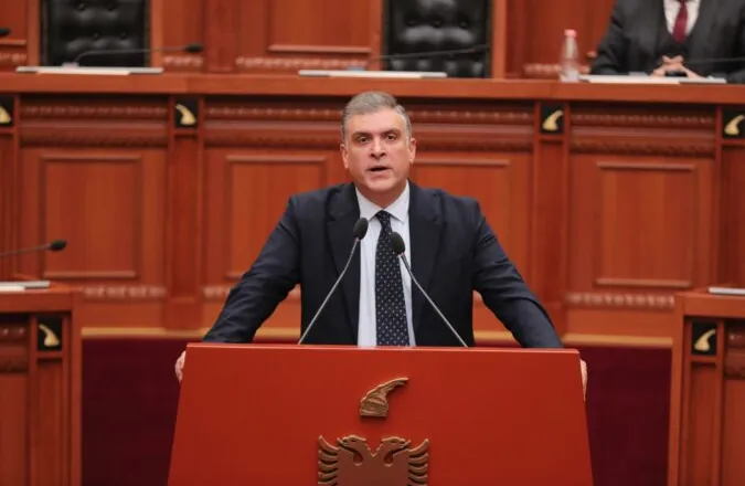 “Përgjegjësia ka një emër: Edi Rama”/ Protesta, reagon Blushi: Nga kjo luftë largohet vetëm ai që ka lindur tradhëtar