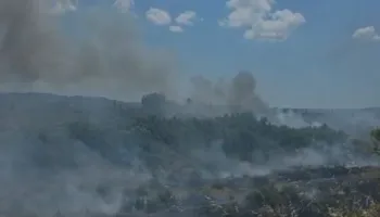 Përkeqësohet situata e zjarrit pranë Landfillit dhe Inceneratorit të Elbasanit/ Flakët afrohen te fusha e mbetjeve