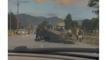 Përmbyset një makinë në aksin rrugor Korçë-Maliq