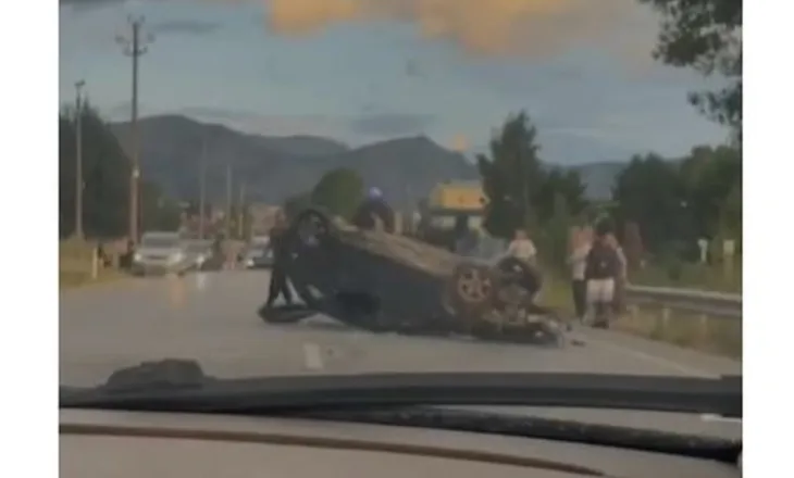 Përmbyset një makinë në aksin rrugor Korçë-Maliq