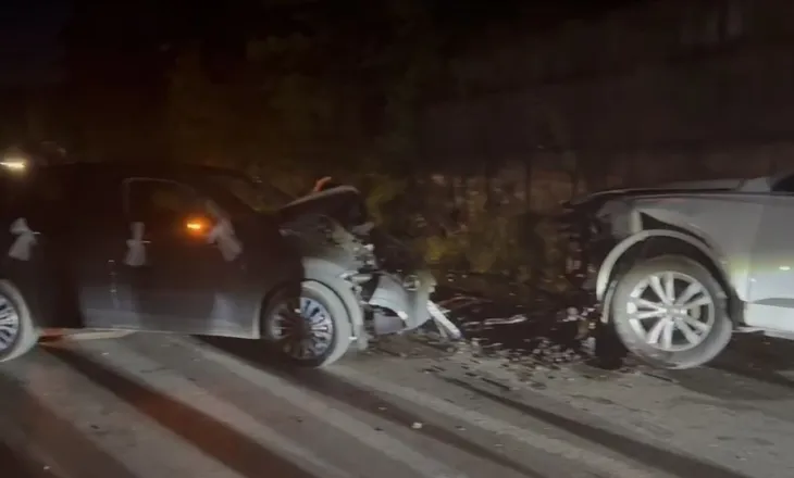 Përplasen dy automjete në aksin Fier-Levan, tre persona transportohen me urgjencë në spital