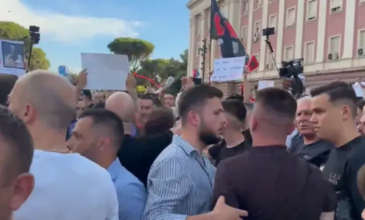 Përplasja e militantëve të PD-së me qytetarët në protestë, demokratja: Na provokuan mbështetësit e Arlind Qorit