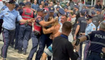 Përplasja me Policinë/ Protestuesit: S’do të lejojmë të kalojnë analfabetët dhe hajdutët
