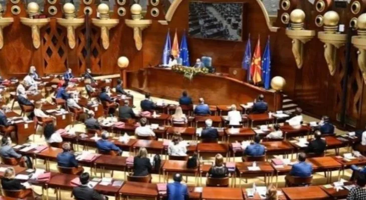 Përplasje mes BDI dhe VLEN për gjuhën shqipe në RMV, debat edhe për dokumentin e gjuhës serbe në Kumanovë