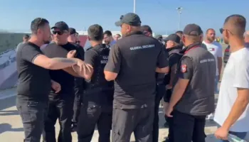 Përplasje te Aeroporti i Vlorës, punonjësit e Pacollit nxjerrin nga zyrat ata të Valon Ademit