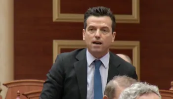 Përplasjet në Kuvend/ Shehaj nuk lejon Berishën të flasë, zëvendëskryeparlamentarja i tërheq vëmendjen