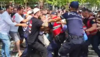 Përshkallëzohet revolta protestues-policia/ Çfarë ndodhi para Parlamentit, orët e tensionit