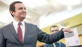 Petkoviç del hapur në mbrojtje të Radoiçiçit dhe sulmon Albin Kurtin