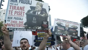 “Piktori që shkarraviti Shqipërinë”/ Protestuesit vijojnë me thirrje