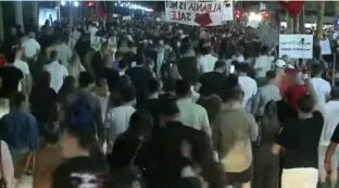 Pjesëmarrje historike/ Marshim kilometrik në rrugët e Tiranës: U mbush kupa