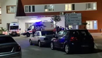 Plagoset me thikë 51-vjeçari në Sarandë, niset në gjendje të rëndë drejt Tiranës