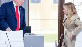 Plas keq mes dy liderëve! Trump: Mu lut për foto se i ka rënë popullariteti! Meloni: S’është puna jote
