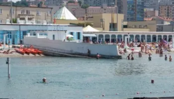 Plazhi i vetëm në Evropë që ndan burrat nga gratë me mur