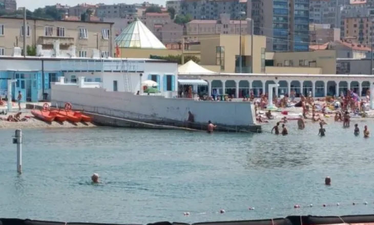 Plazhi i vetëm në Evropë që ndan burrat nga gratë me mur