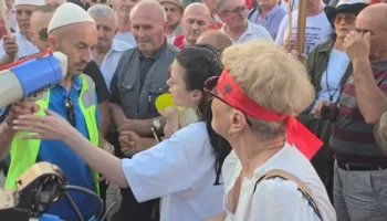 “Po bie protesta çdo ditë, kush je ti që na drejton?”, nisin përplasjet mes protestuesve