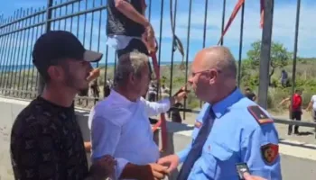 “Po me qenë toka jote?”/ Banorët e Rrjollit shembin rrethimin prej hekuri, nisin përplasjet: Jemi bijtë e këtij populli
