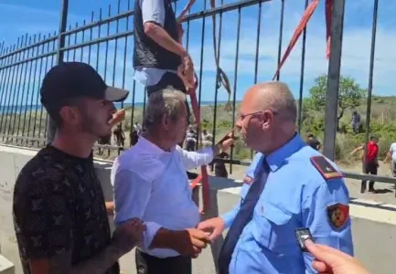 “Po me qenë toka jote?”/ Banorët e Rrjollit shembin rrethimin prej hekuri, nisin përplasjet: Jemi bijtë e këtij populli