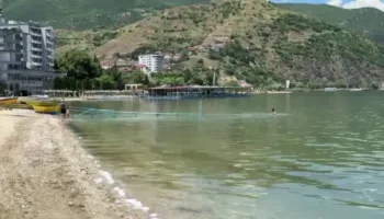 Pogradec/ Në 2 km breg liqenor kanë mbetur vetëm 11 metra publikë