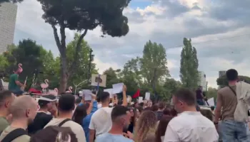 Policia bllokon bulevardin me gardh metalik, Hita: Është standard i vendosur prej kohësh, nuk bëjmë ndryshime për këtë aktivitet   