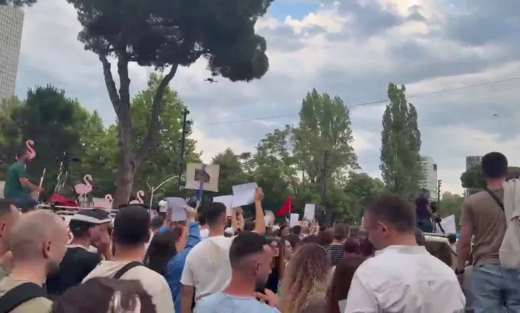 Policia bllokon bulevardin me gardh metalik, Hita: Është standard i vendosur prej kohësh, nuk bëjmë ndryshime për këtë aktivitet   