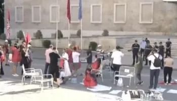 Policia kërkon të dëbojë protestuesit që kaluan natën para Kryeministrisë, qytetarët në kor: Rama jepe dorëheqjen!