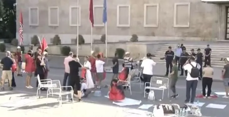 Policia kërkon të dëbojë protestuesit që kaluan natën para Kryeministrisë, qytetarët në kor: Rama jepe dorëheqjen!