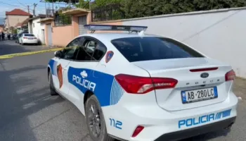 Policia kontroll gjatë natës në Sarandë/ Zbulohet armë dhe lëndë narkotike, shoqërohen disa persona