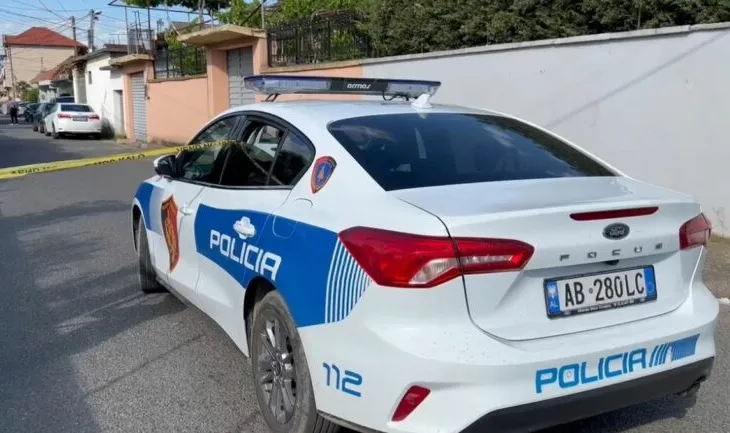 Policia kontroll gjatë natës në Sarandë/ Zbulohet armë dhe lëndë narkotike, shoqërohen disa persona
