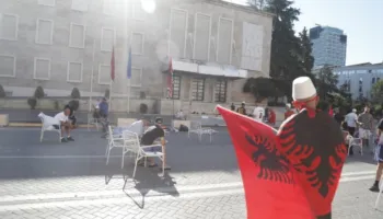 Policia paralajmëron 30 protestuesit që kaluan natën para Kryeministrisë për bllokim të paligjshëm të bulevardit