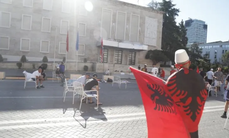 Policia paralajmëron 30 protestuesit që kaluan natën para Kryeministrisë për bllokim të paligjshëm të bulevardit