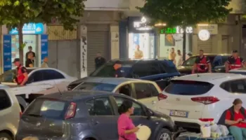 Policia rrethon “ML”-në e zezë në Durrës, një i ri arratiset mes trafikut