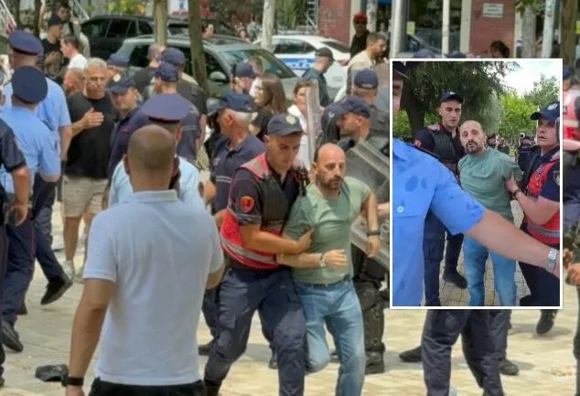 Policia shpërndan tubimin para Parlamentit, shoqërohen disa protestues, mes tyre edhe Dritan Goxhaj