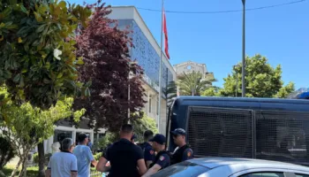 Policia sqaron situatën: Pistoleta që gjetën policët e bashkisë ishte lodër