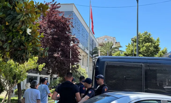 Policia sqaron situatën: Pistoleta që gjetën policët e bashkisë ishte lodër