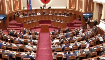 Politika mblidhet në Kuvend, qytetarët protestojnë kundër Zvërnecit dhe trajtimit hormonal të fëmijëve