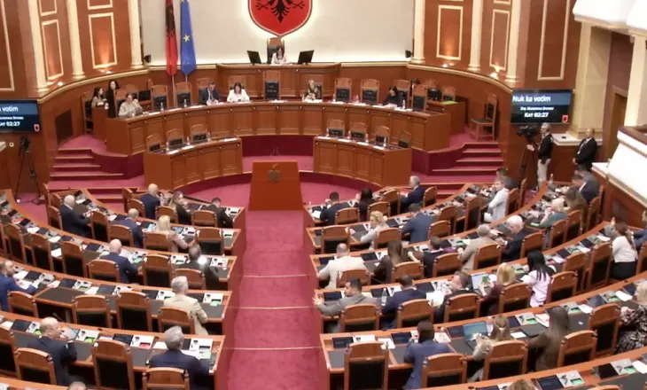 Politika mblidhet në Kuvend, qytetarët protestojnë kundër Zvërnecit dhe trajtimit hormonal të fëmijëve