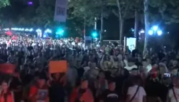 “Poshtë patronazhistët!”/ Bulevardi “Gjergj Fishta” plot! Thirrja e fortë e protestuesve: Qeveri e krimit!