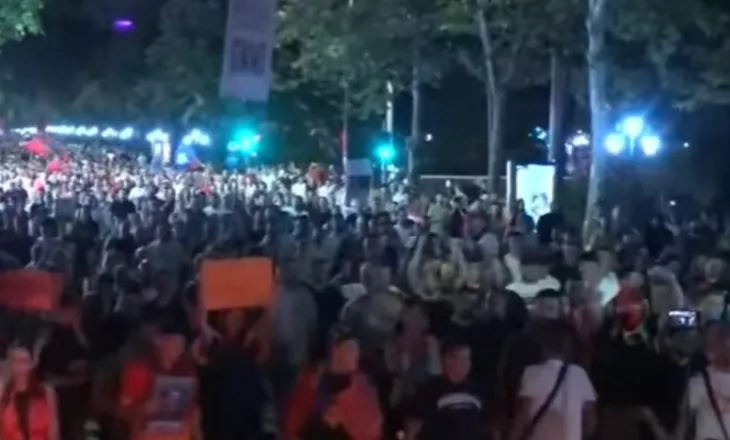 “Poshtë patronazhistët!”/ Bulevardi “Gjergj Fishta” plot! Thirrja e fortë e protestuesve: Qeveri e krimit!