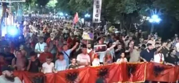 “Poshtë patronazhistët”/ Vijon marshimi në rrugët e Tiranës: Shqipëria kërkon revolucion